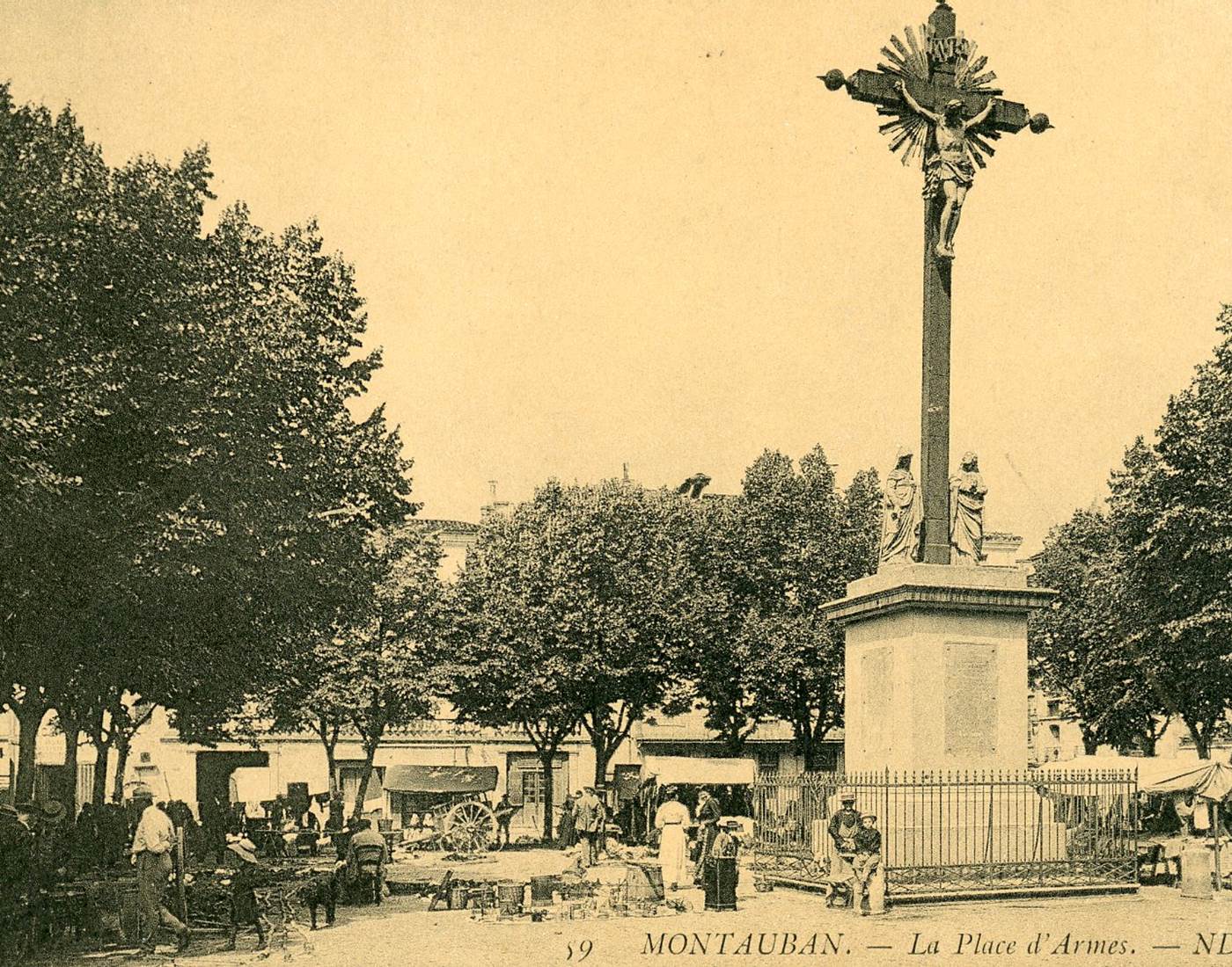 La Place d'Armes à l'été 1916. L'emplacement de l'hôtel est à gauche de la photo