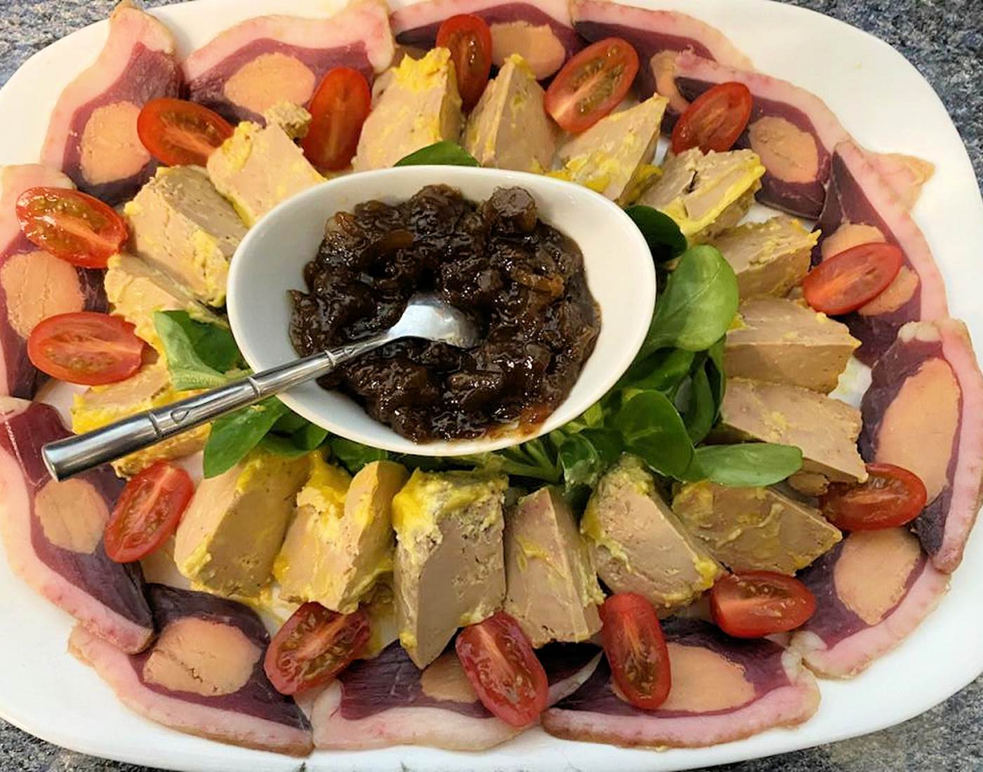 Assiette de foie gras et magrets fumés