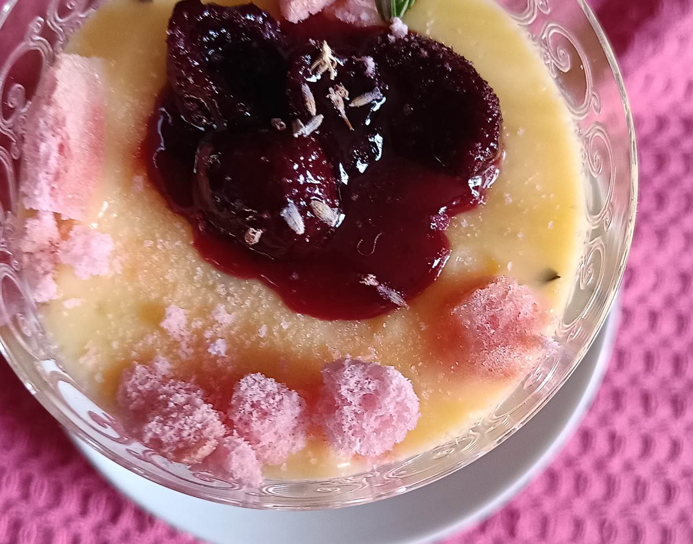 Crème vanille façon grand-mère, biscuit rose de Reims et coulis maison