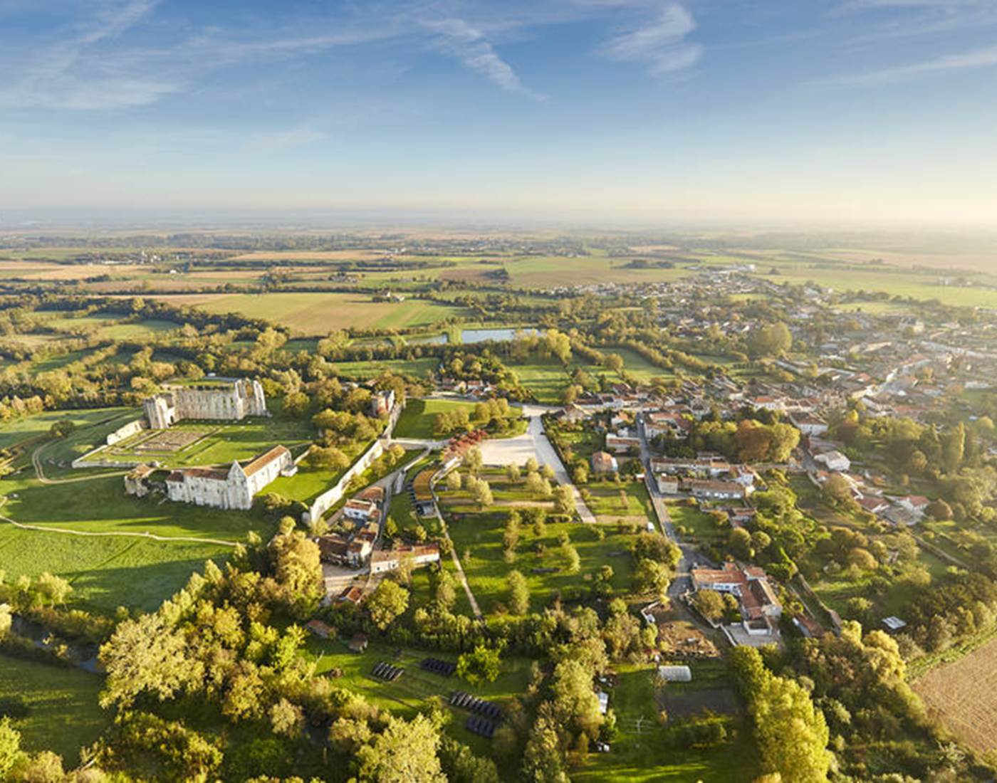 Vue aérienne Maillezais - Copyright Alexandre Lamoureux