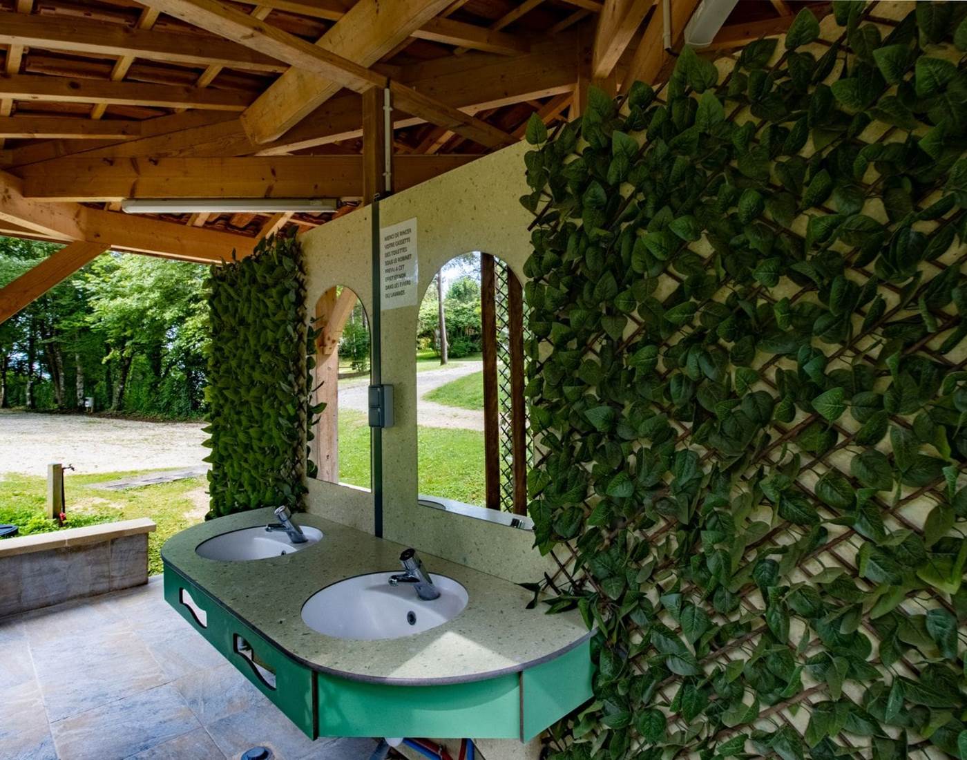 Le bloc sanitaire vu de près