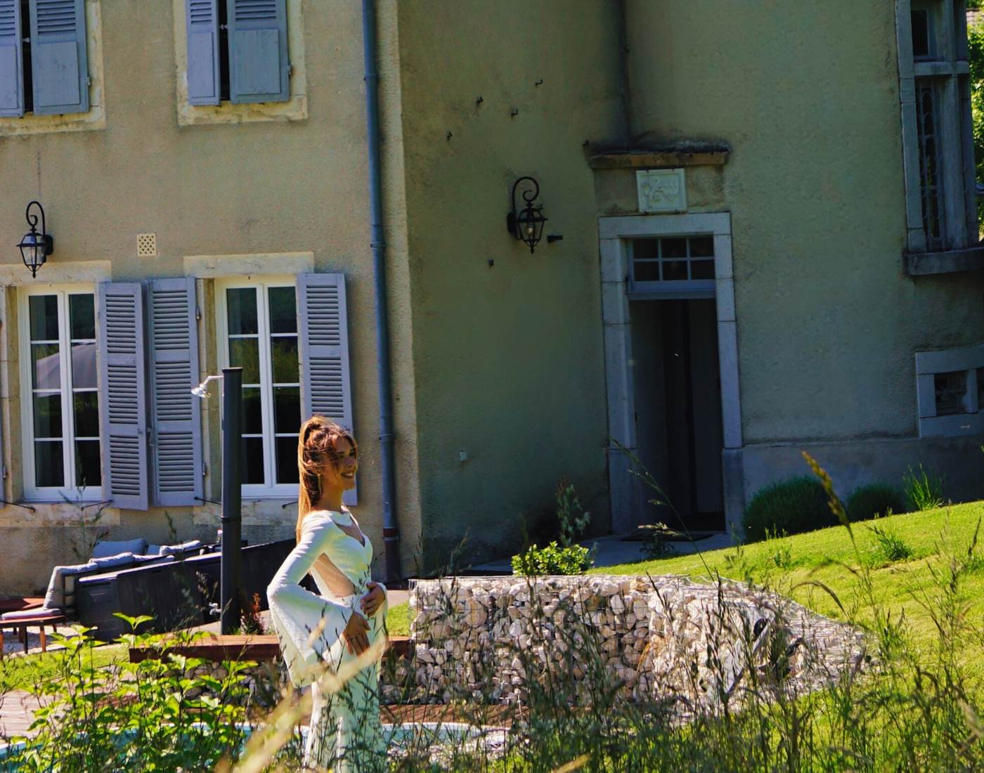 Pose photo d'une miss sur la terrasse du Manoir du Colombier