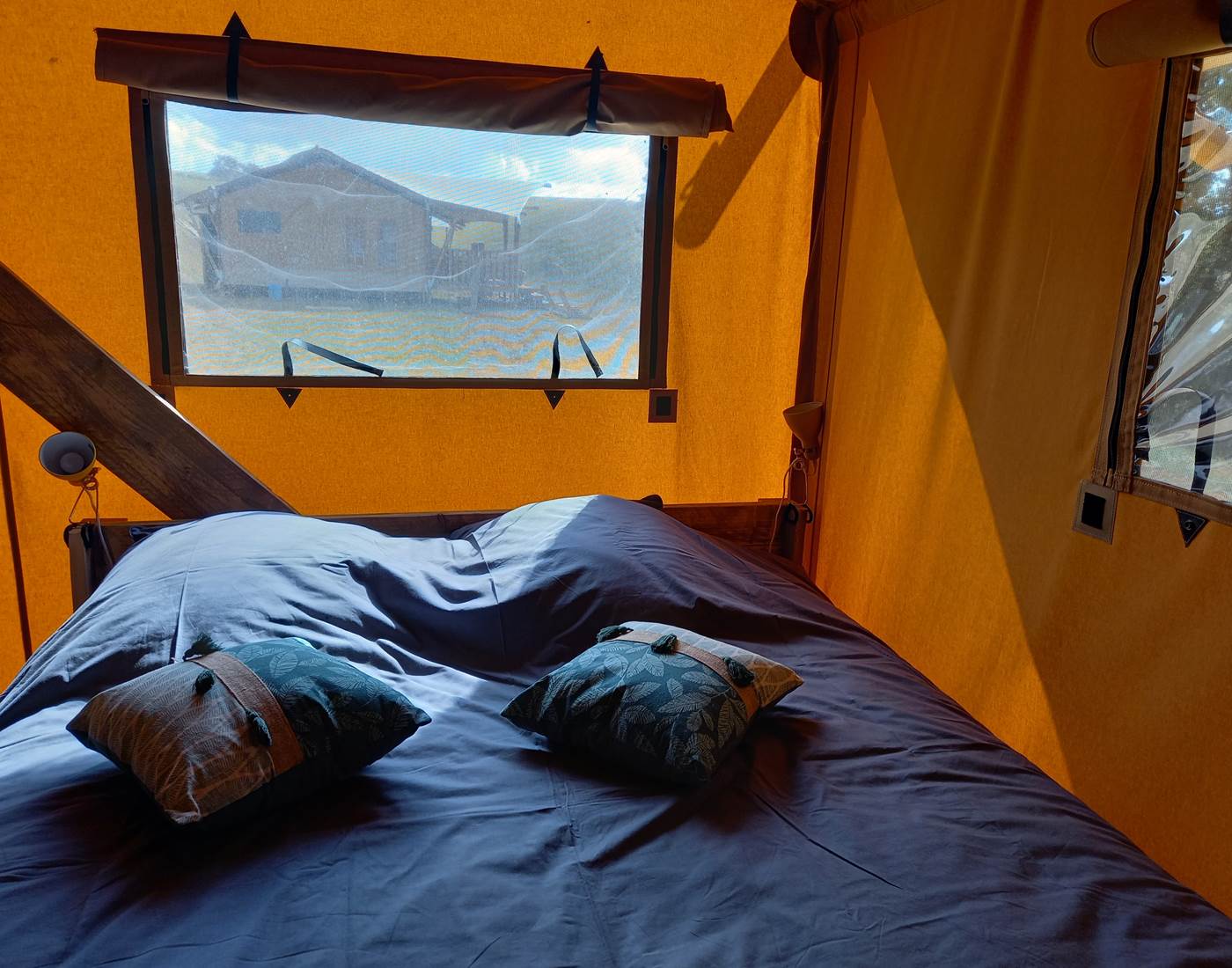 Glamping ecolodge Sunset Hitton Séjours Nature chambre avec lit queen size