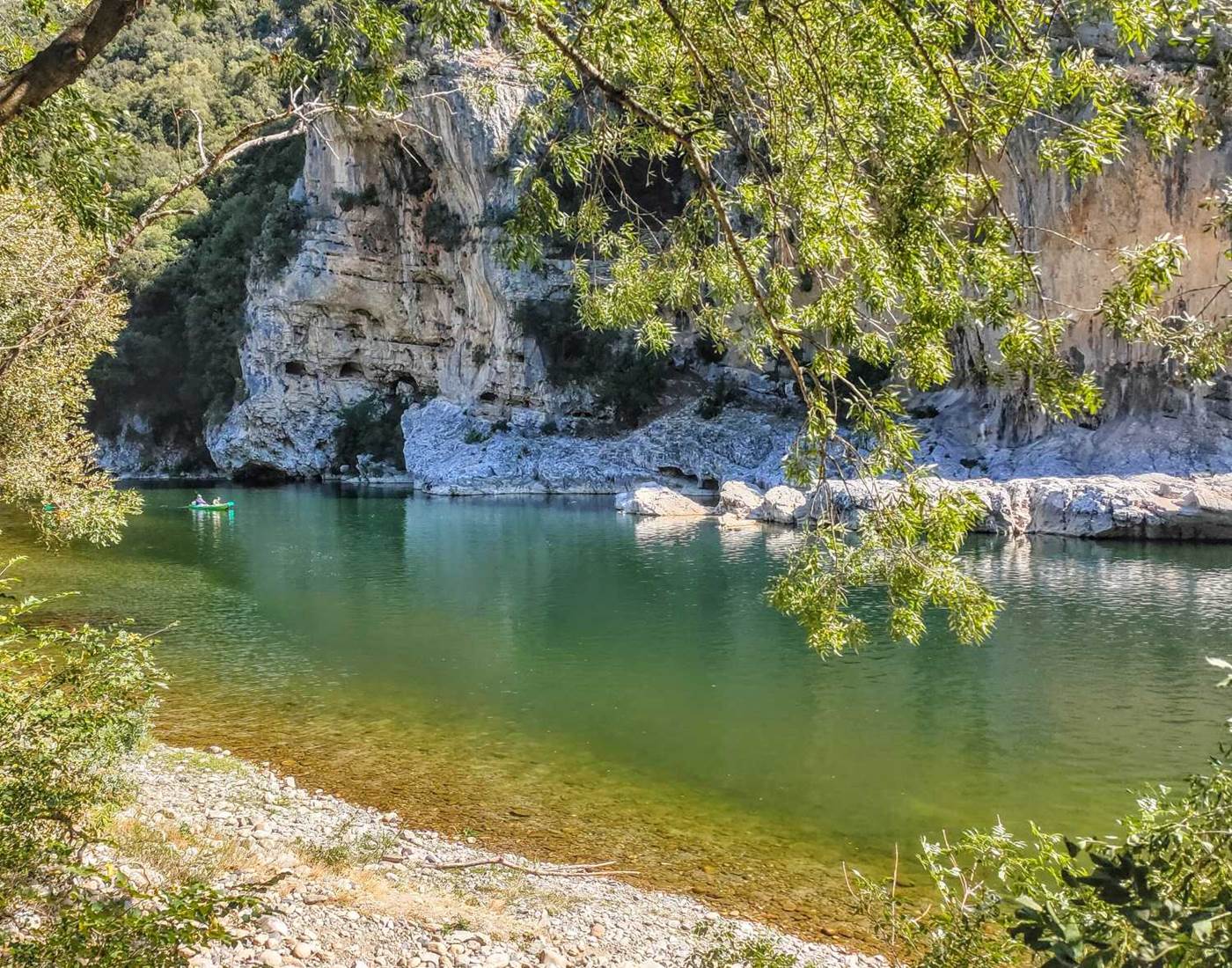 Une belle plage vous attend au bas de la decente