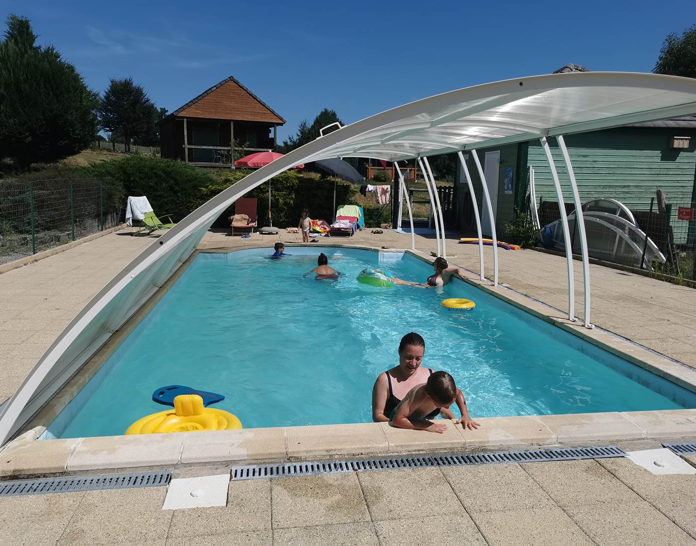 La piscine sécurisée et chauffée par le dôme