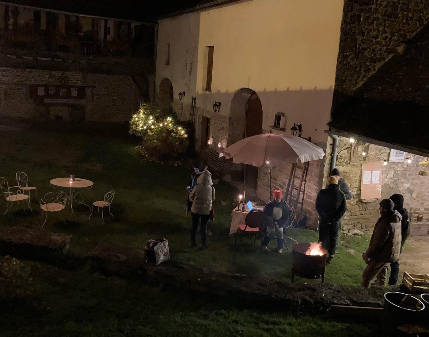 Partager autour d'un feu est toujours un grand plaisir-page