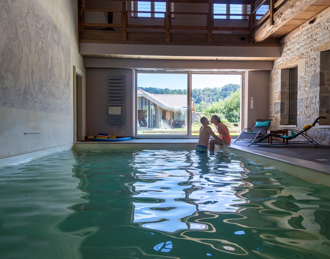 Notre piscine intérieure est un véritable joyau, offrant un sanctuaire de tranquillité