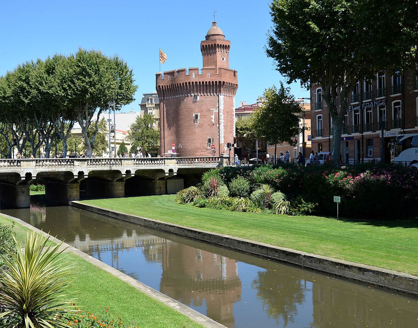 Le Castillet et le canal