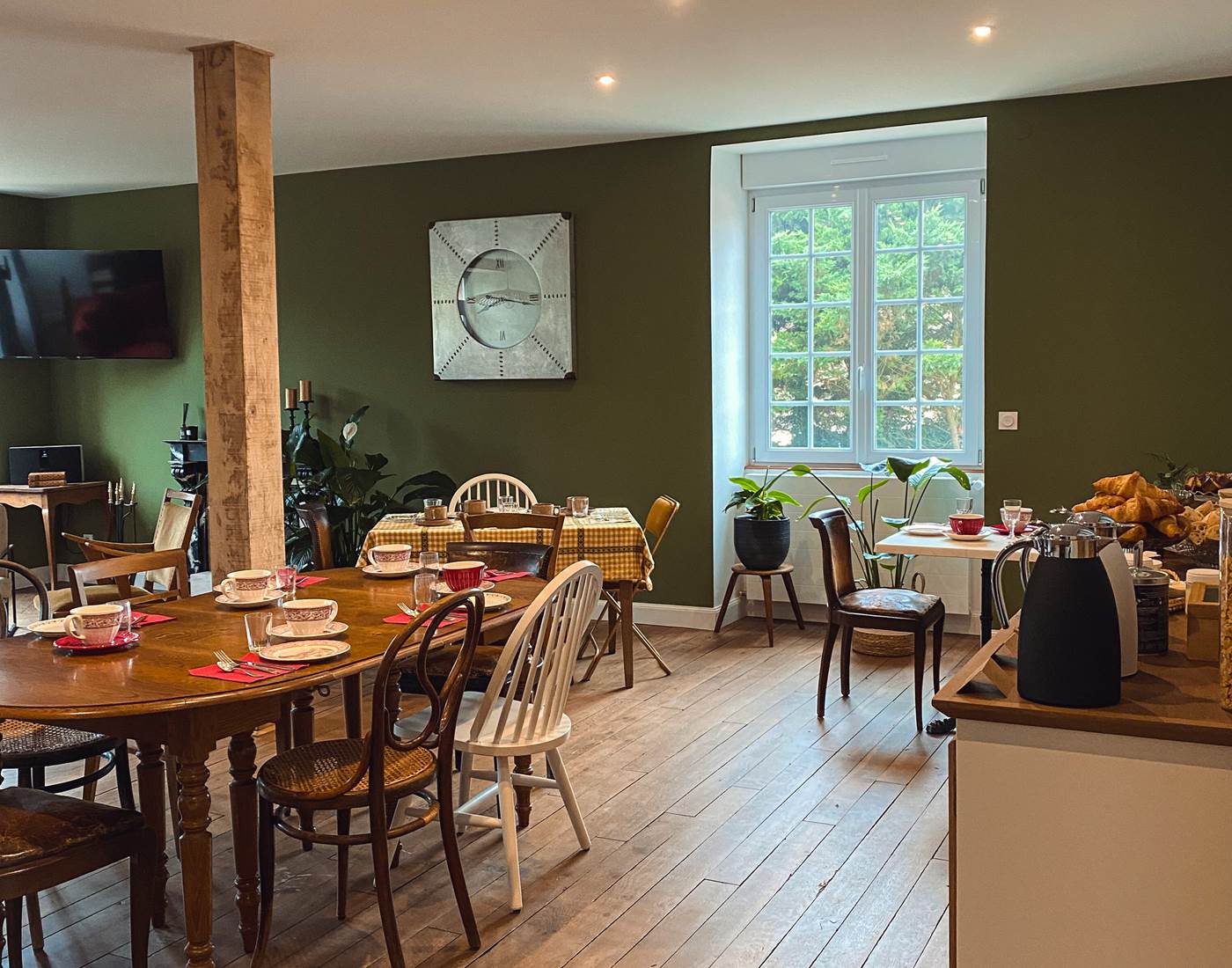 Un espace chaleureux pour savourer votre petit déjeuner en toute convivialité.-page