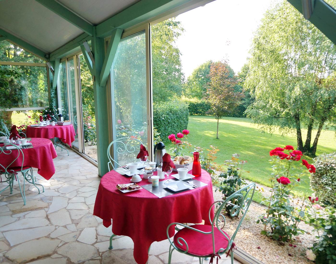 Petit déjeuner véranda Les Feuillantines bed and breakfast-page