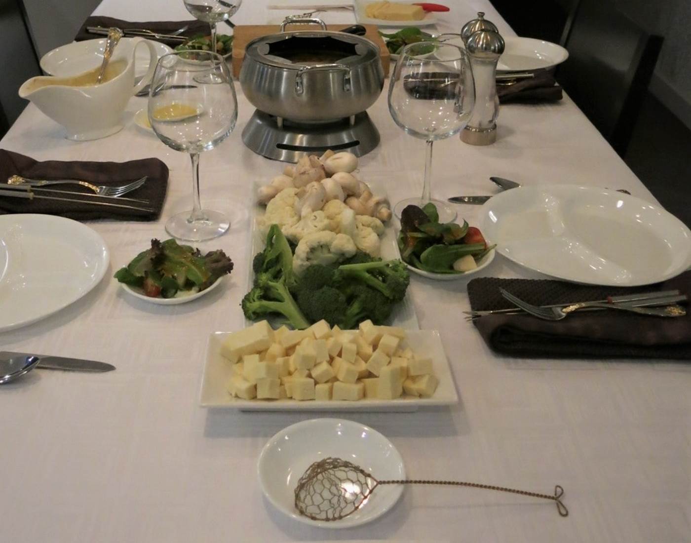 Forfait souper en motoneige.  La table est mise