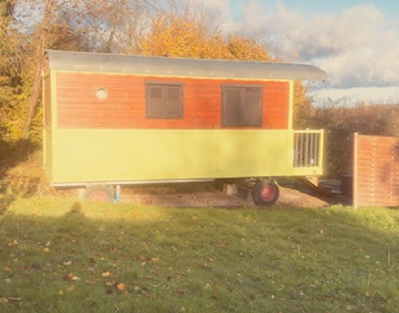 roulotte-jaune-andy-hebergement-insolite-domaine-des-droles-de-dames-buding-moselle.jpg Roulotte Andy du Domaine des Drôles de Dames à Buding, hébergement insolite en Moselle