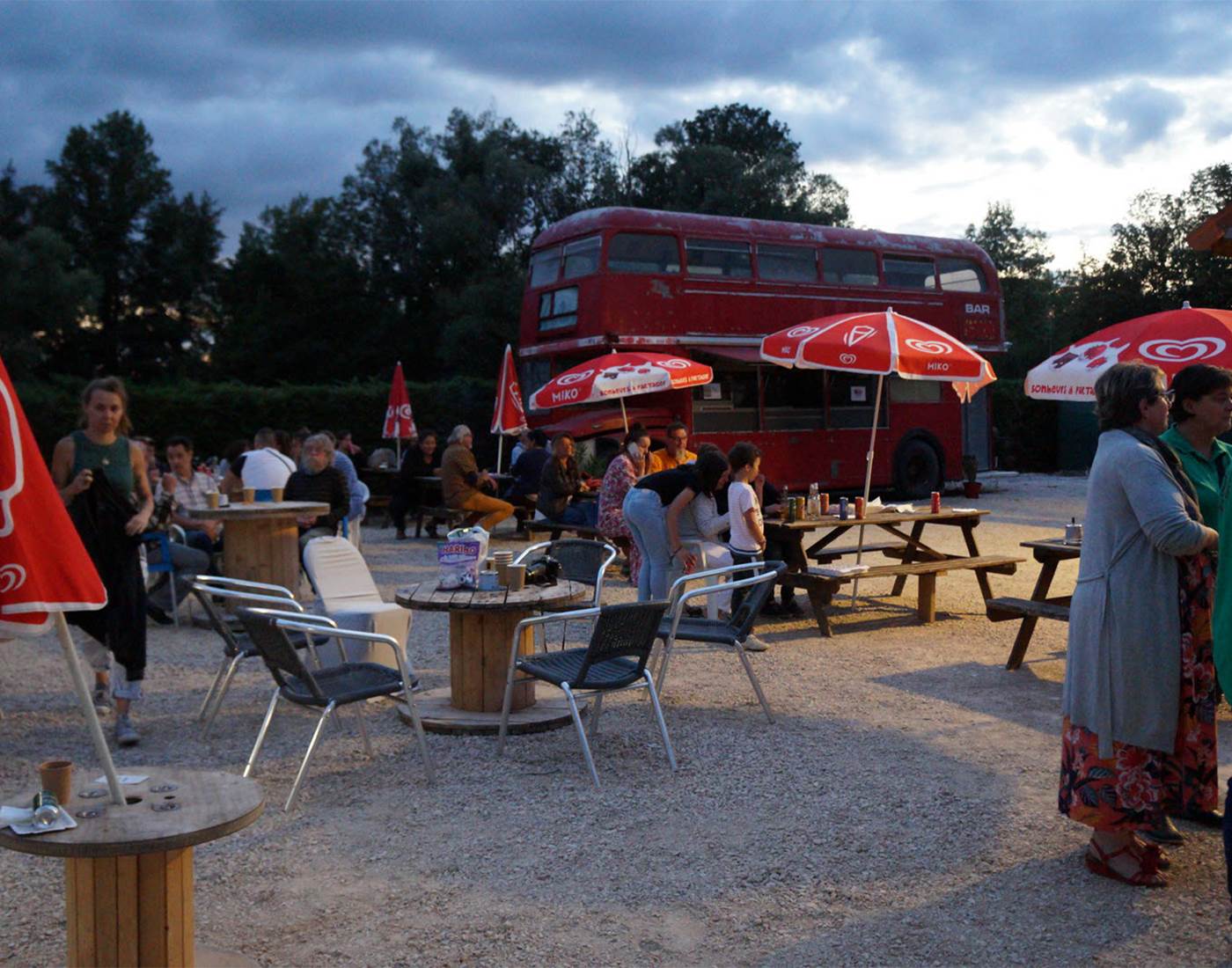 La_terrasse-du-camping-prete-pour-la-soiree-vip