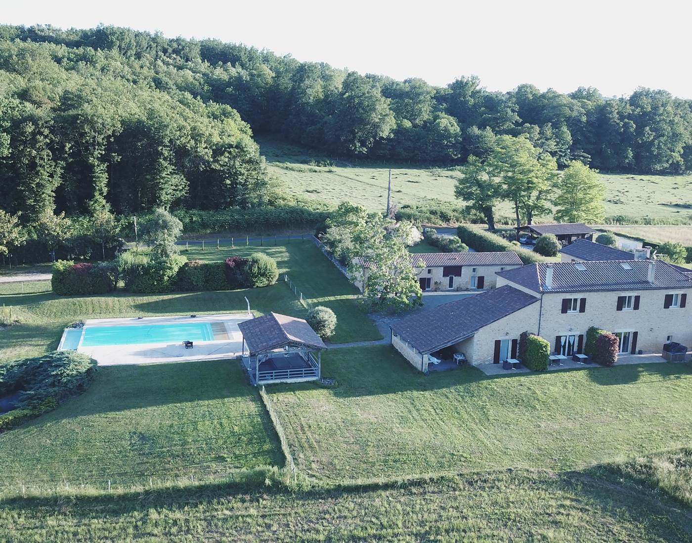 DOMAINE DU CHAMP DE L'HOSTE - maison d'hôtes à Larzac 24170 - piscine - Dordogne - Vue du ciel.