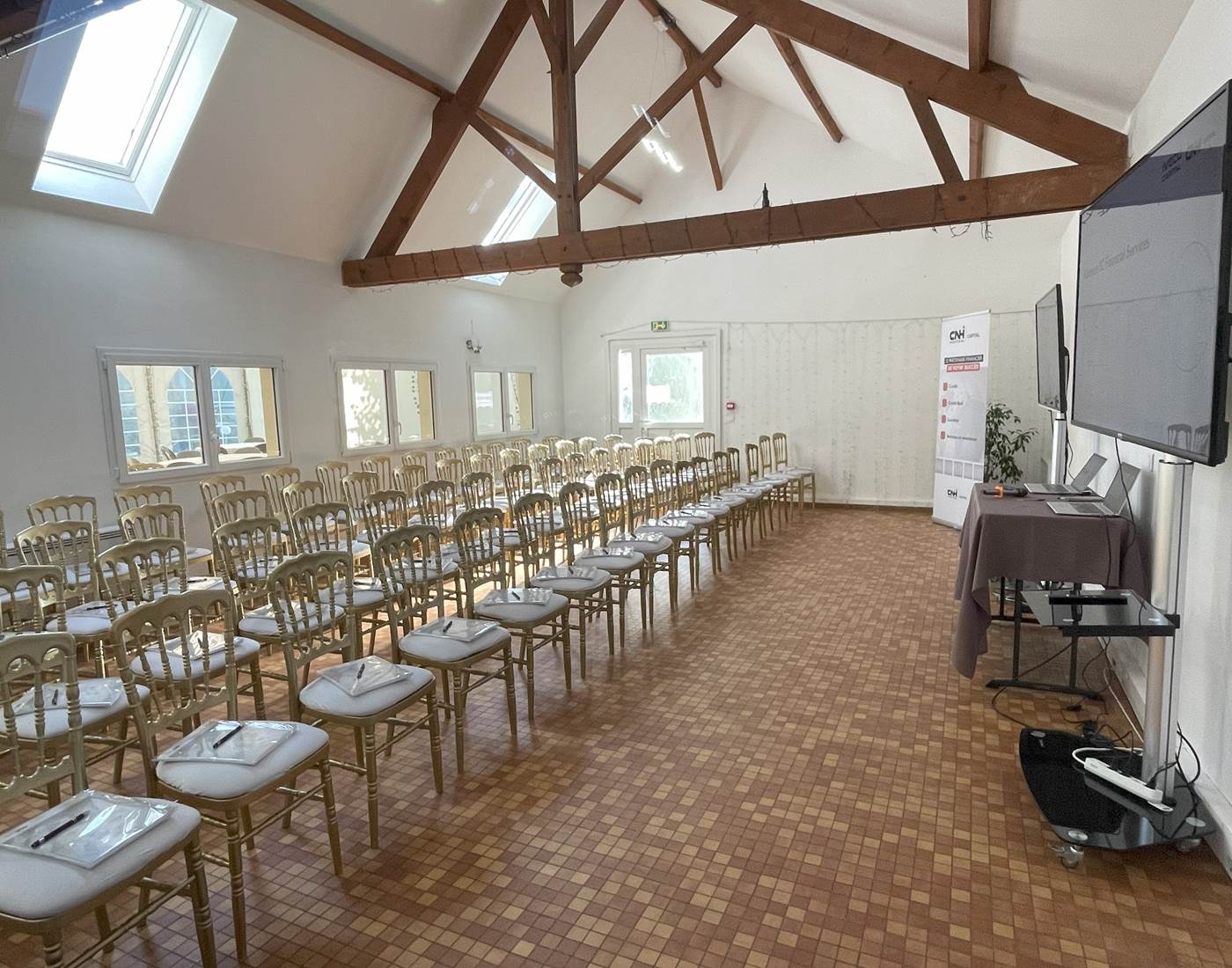 Réunion en mode théatre dans la salle Chapelle (80 personnes)