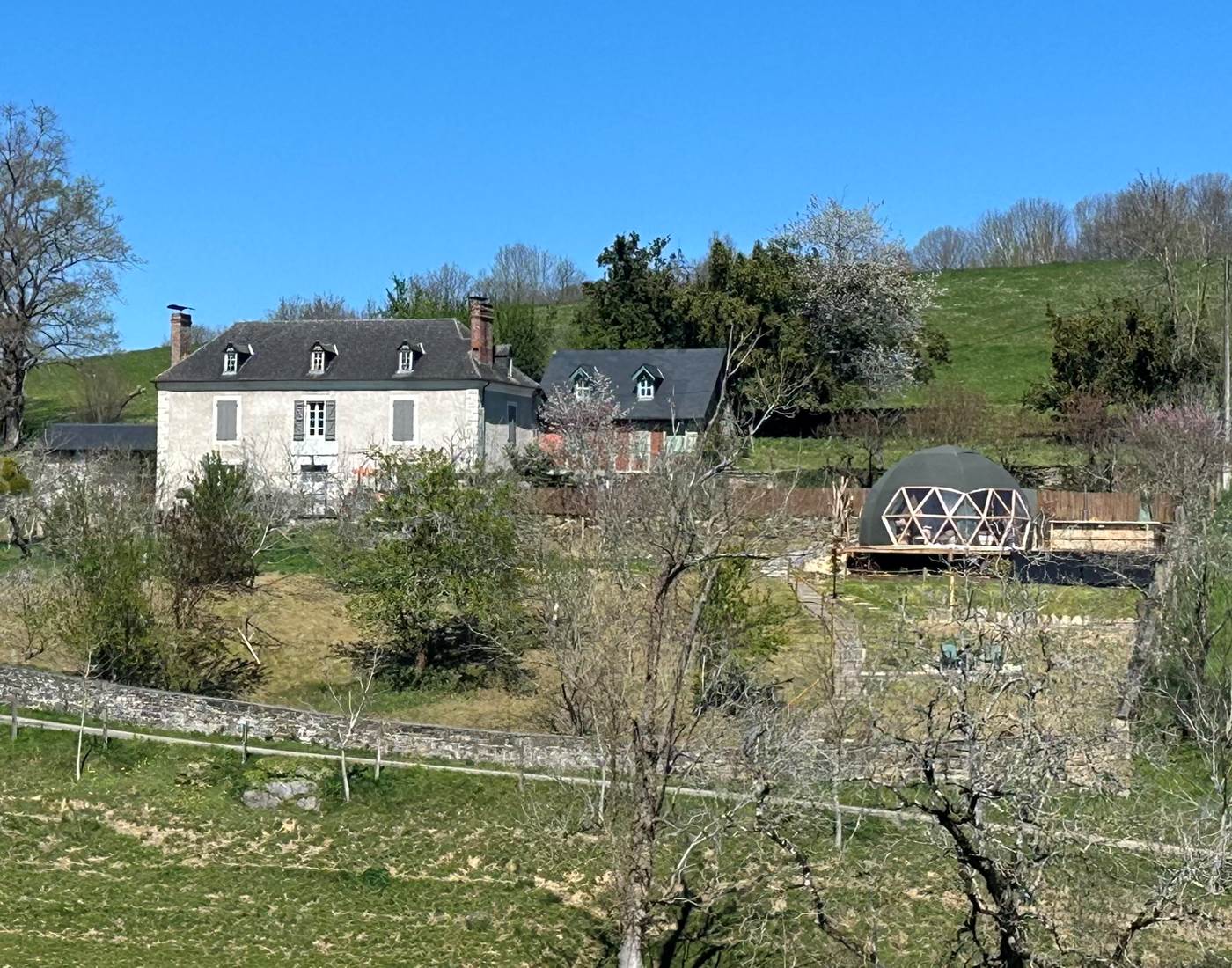 Notre gîte "Chez Marie" et le dôme de L'étoile du Béarn