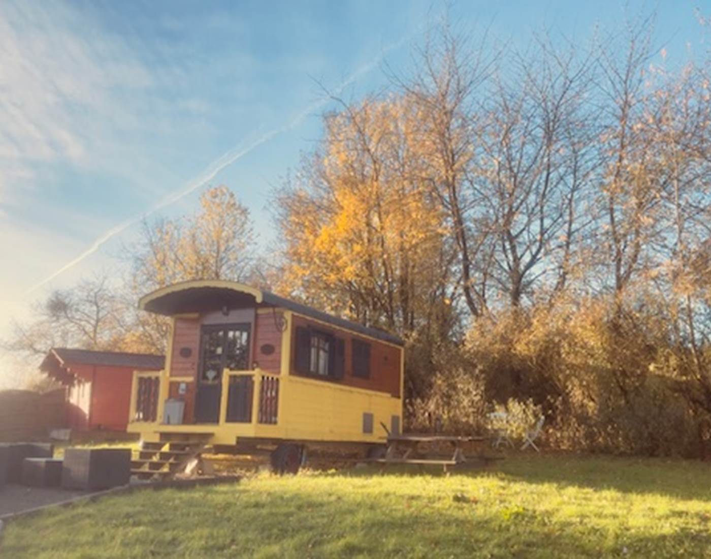 roulotte-andy-vue-nature-domaine-des-droles-de-dames-buding-lorraine.jpg -Vue sur la roulotte Andy et la campagne lorraine au Domaine des Drôles de Dames