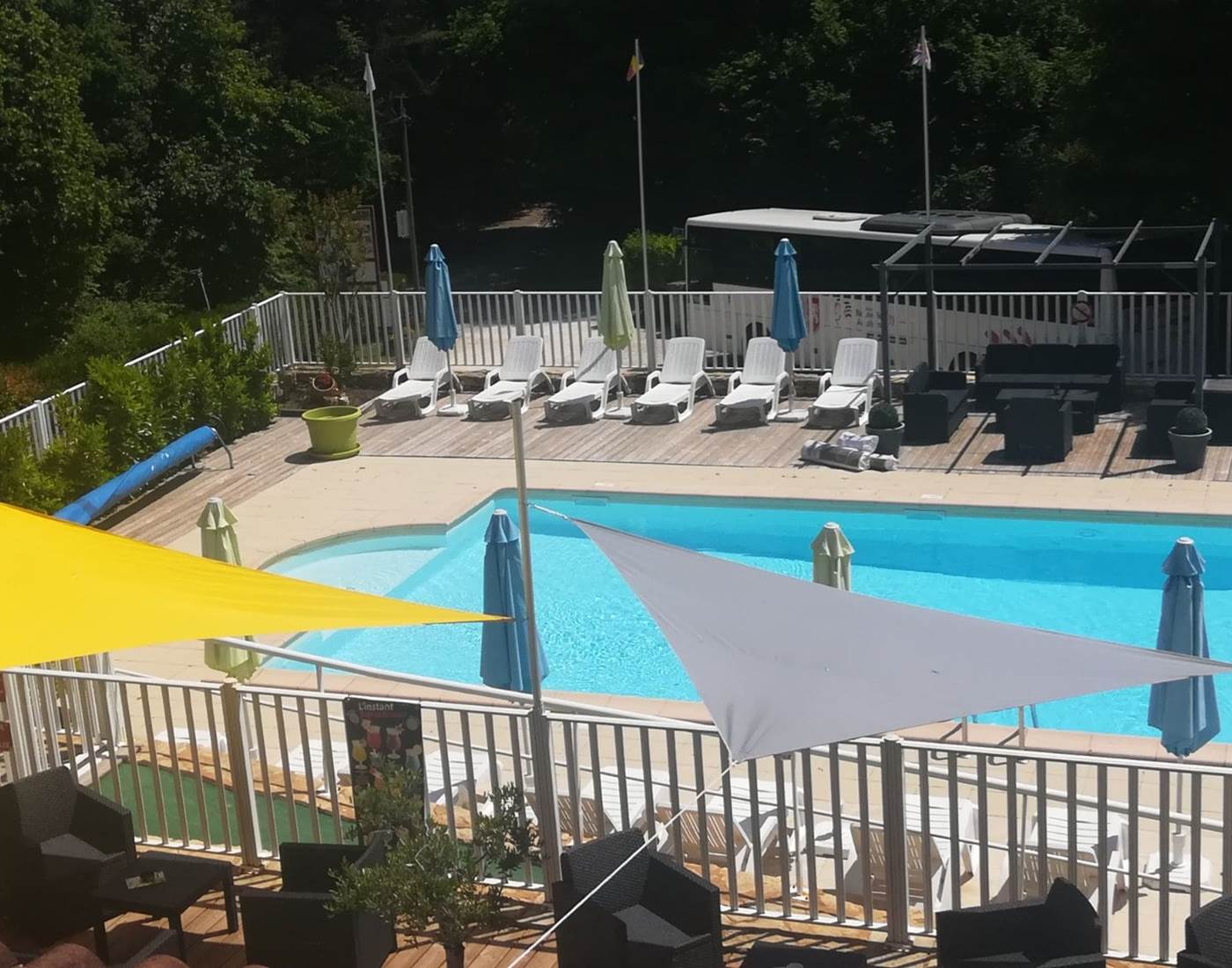 La piscine vue de la terrasse du bar