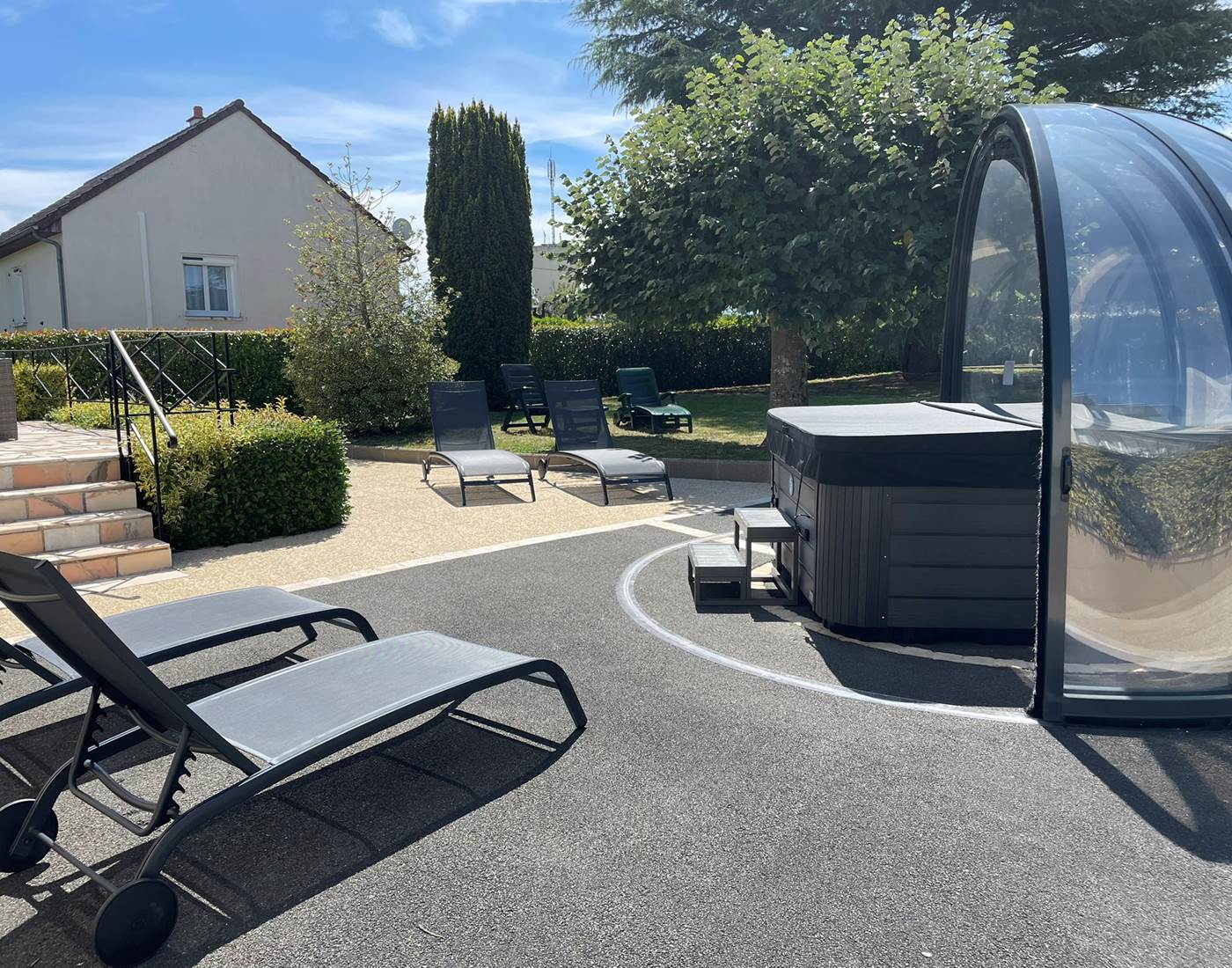 Jacuzzi et détente au soleil