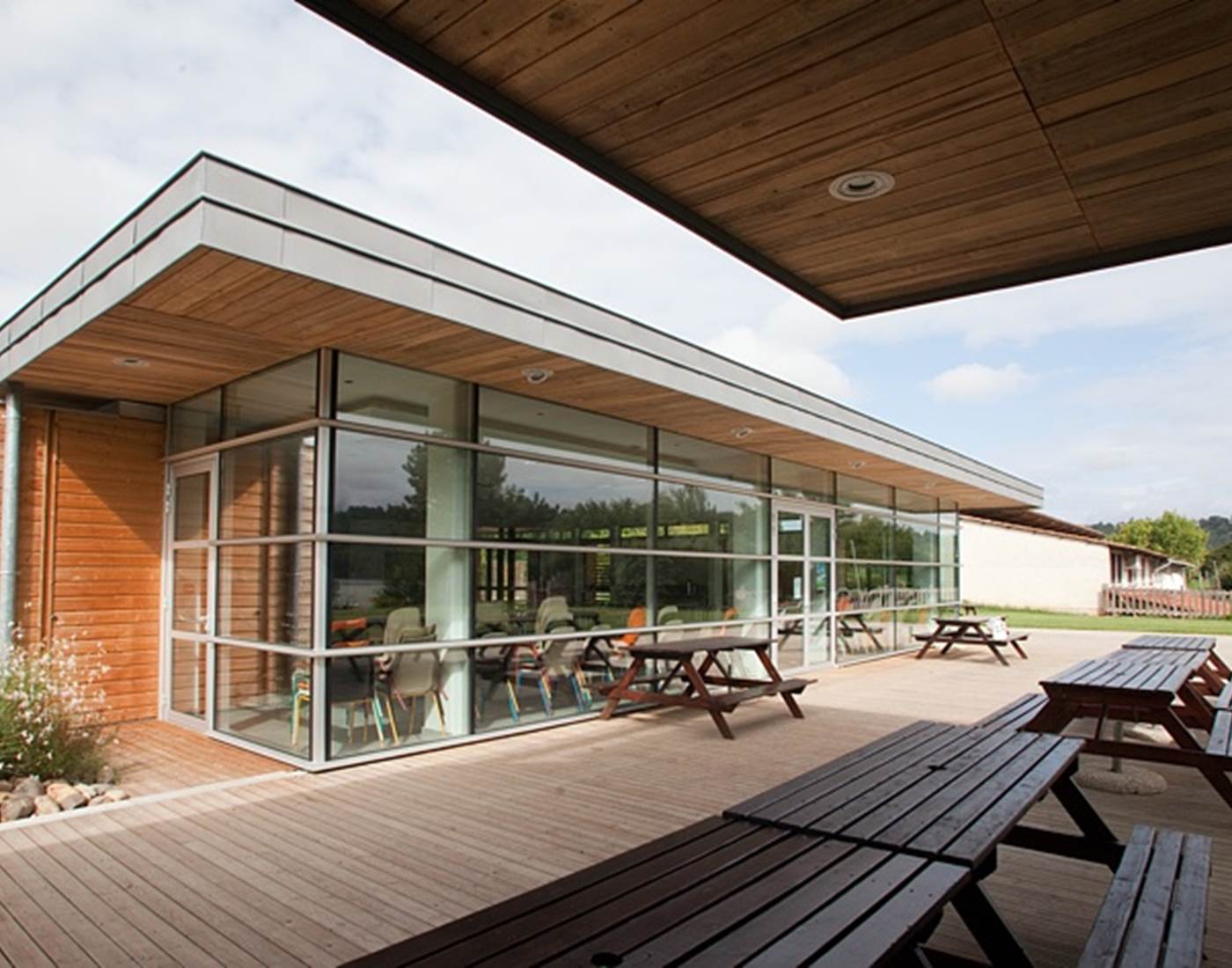 Salle de restauration de la base de loisirs