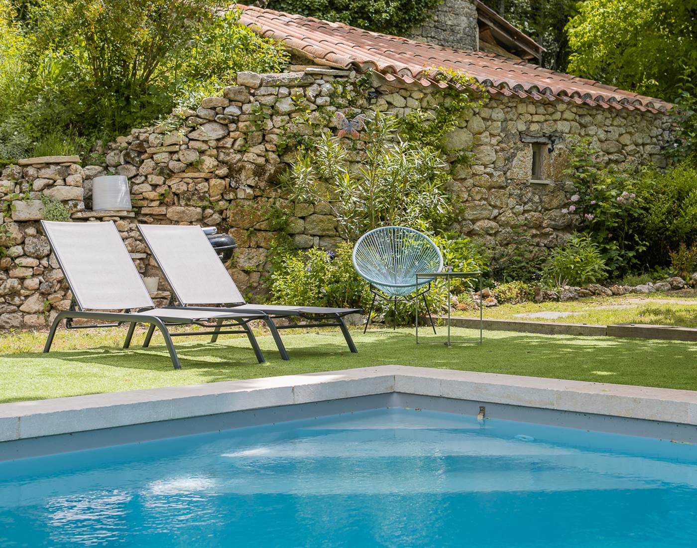 Ambiance estivale autour de la piscine du Domaine Sainte Raffine