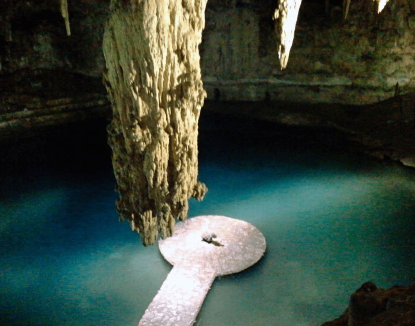 un cenote au mexique , ce trou rempli d'eau fraiche , qui était un lieu de culte pour les Mayas