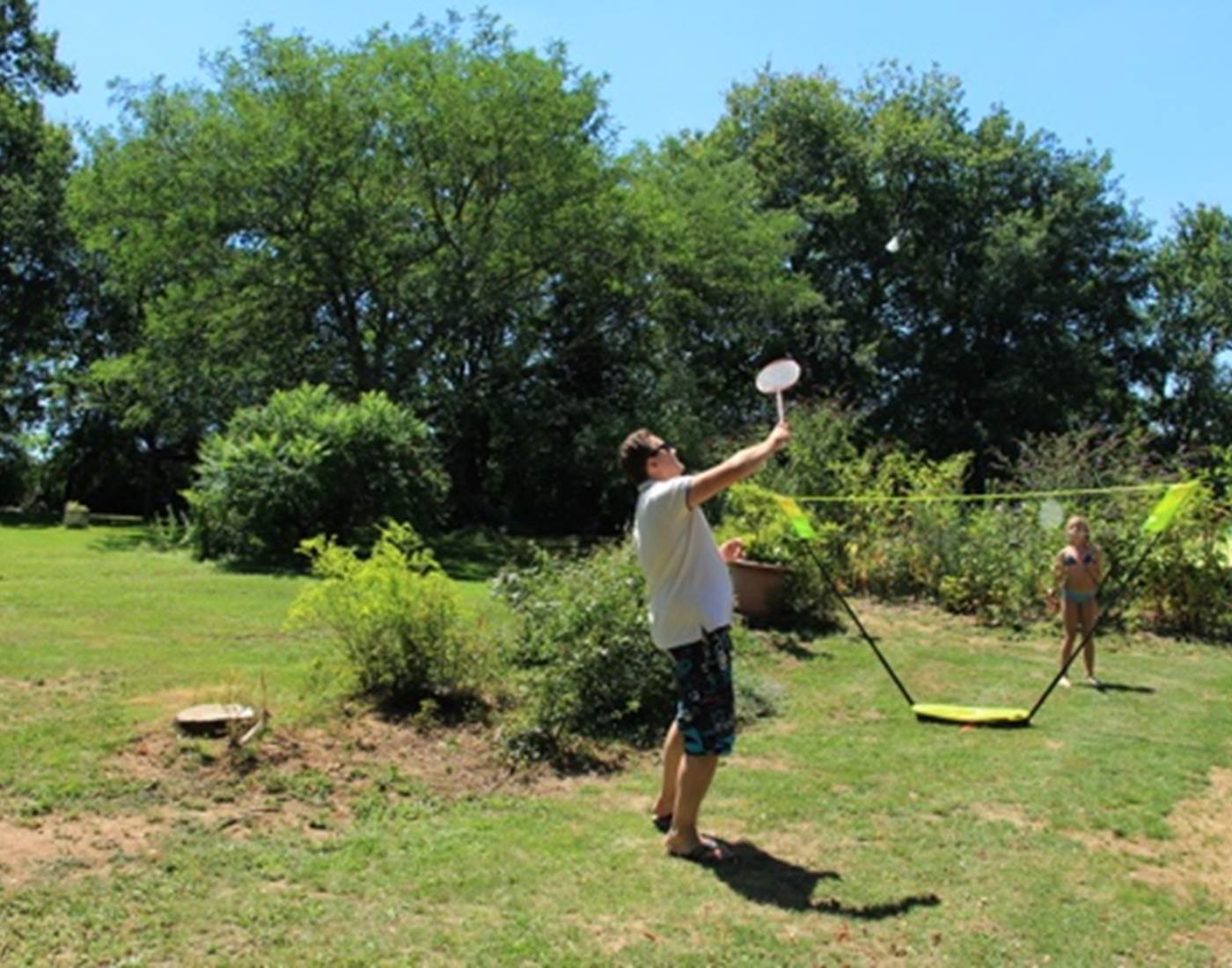 Match de badminton dans le jardin