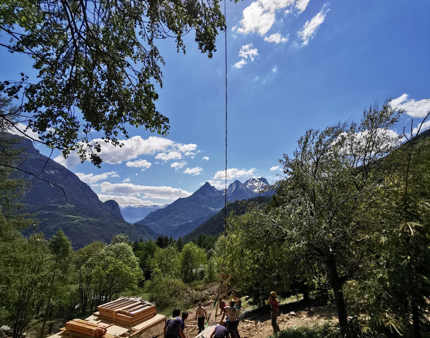 Héliportage sur site des charpentes et modules des cabanes