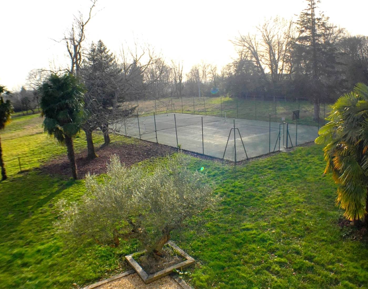 Le terrain de tennis