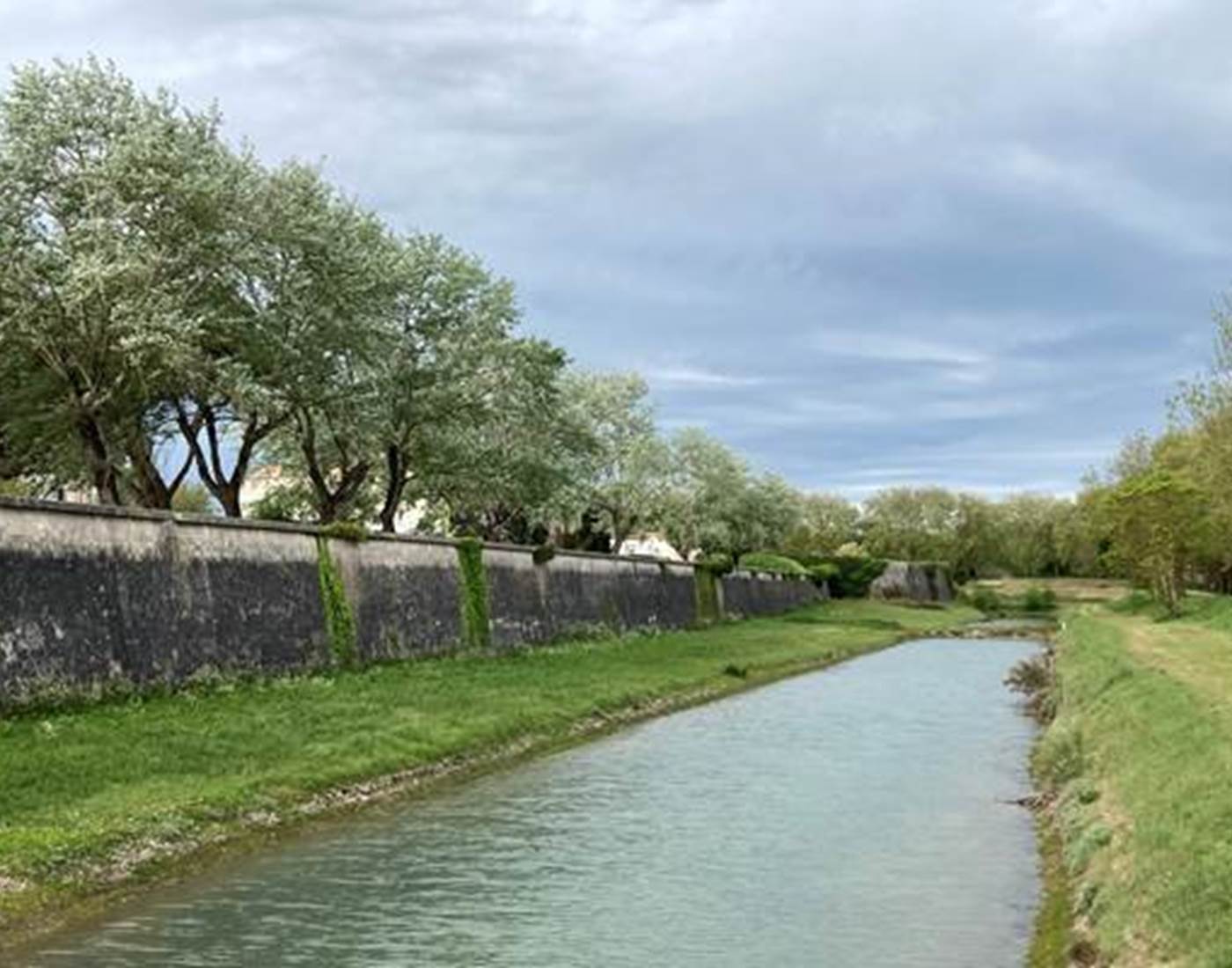 Promenade le long des remparts en bas de MaisonMer