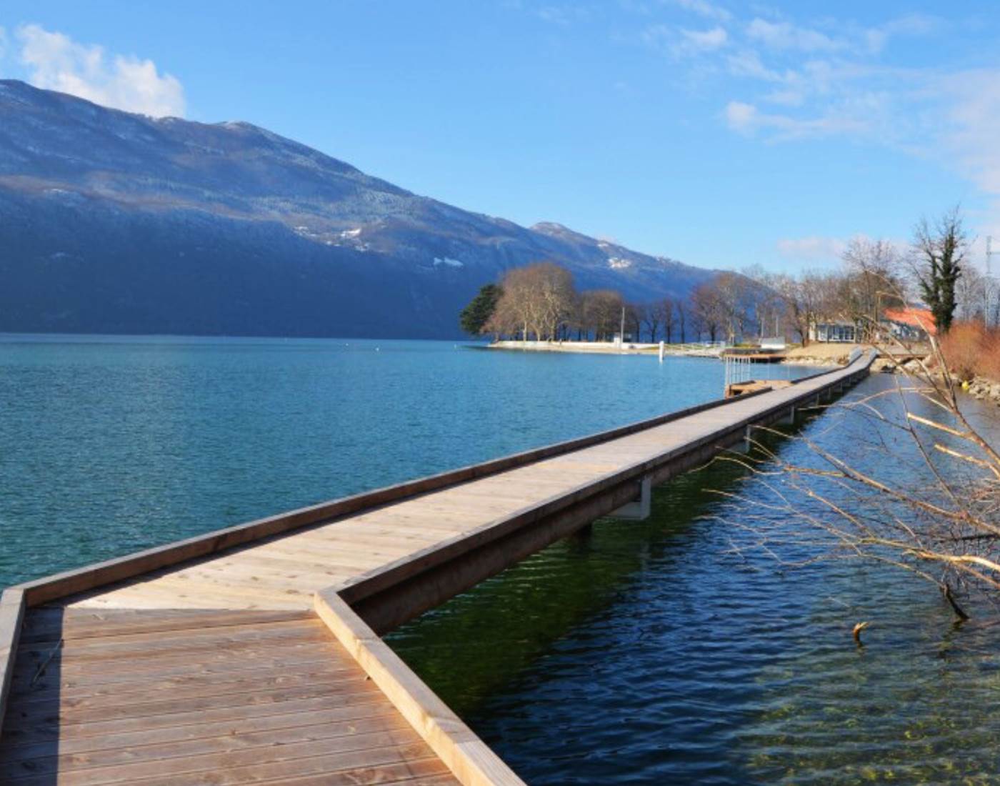 Promenade au fil de l'eau au bord du lac du Bourget à Aix-les-Bains