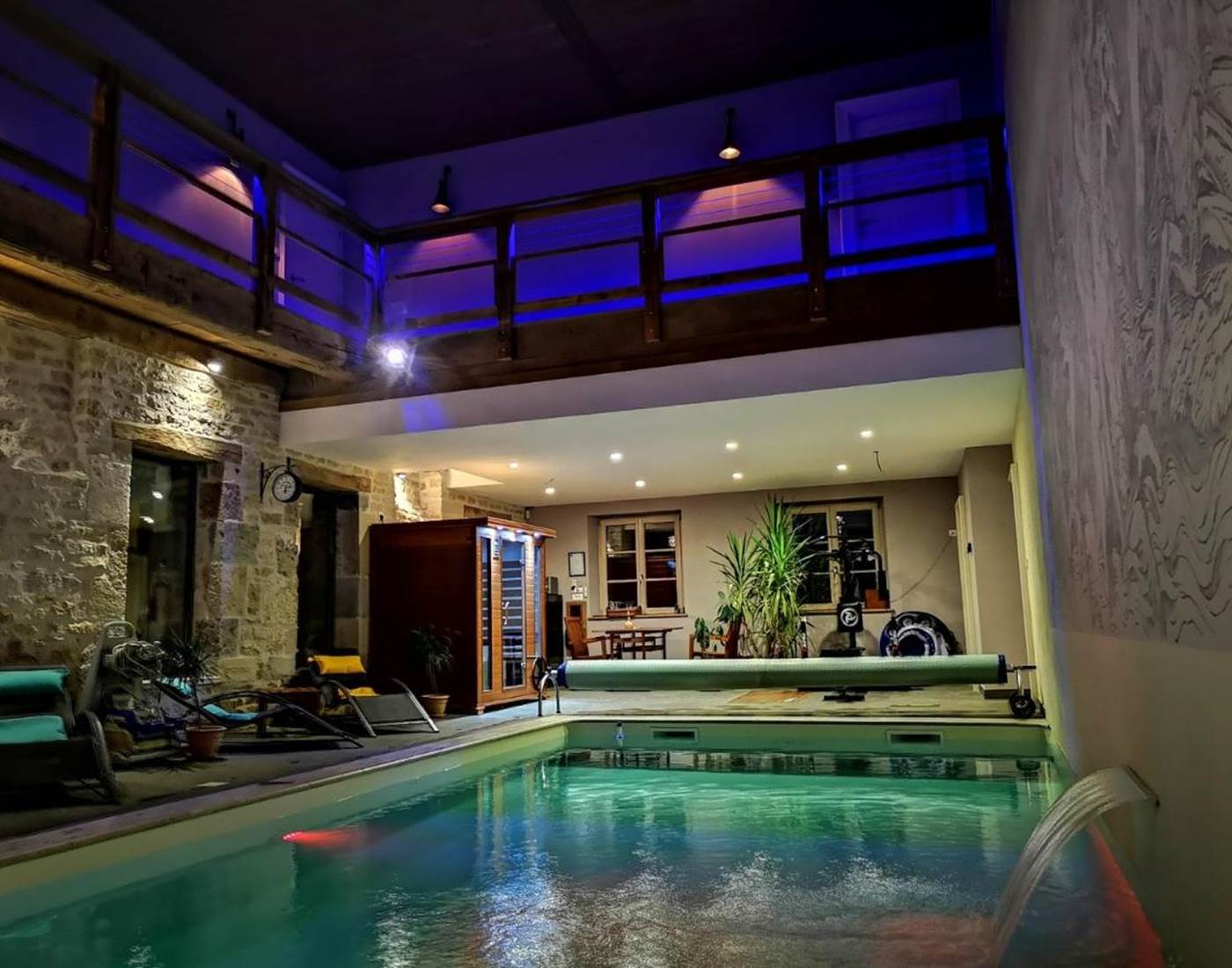 plongez dans une expérience de détente absolue à notre piscine intérieure