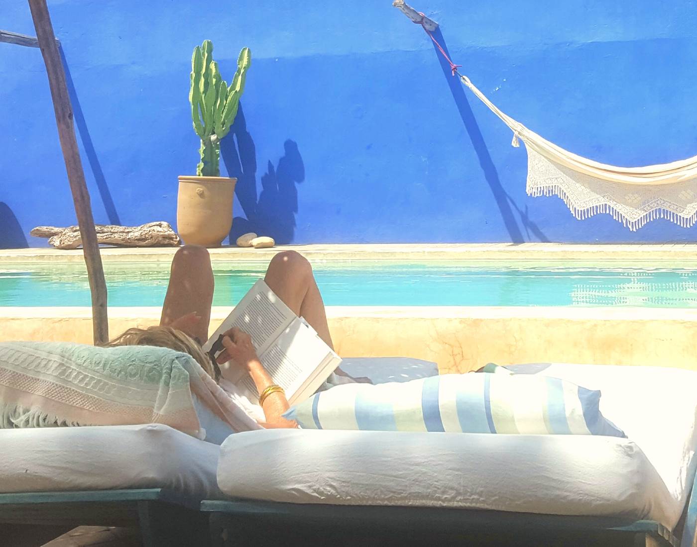 riad baoussala - lecture à la piscine