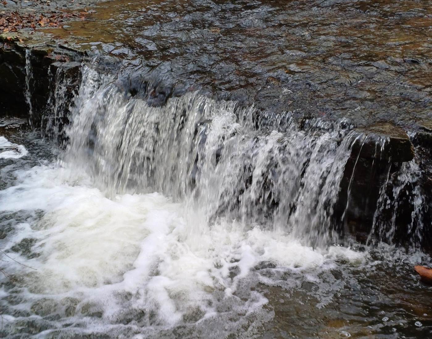 Une des nombreuses cascades de la promenade