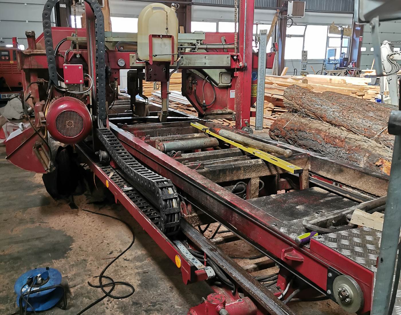 Scie mobile installée à Jausiers pour préparer les cabanes