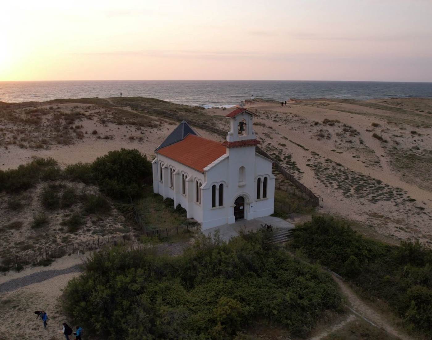 La chapelle sur la dune vue du ciel-page
