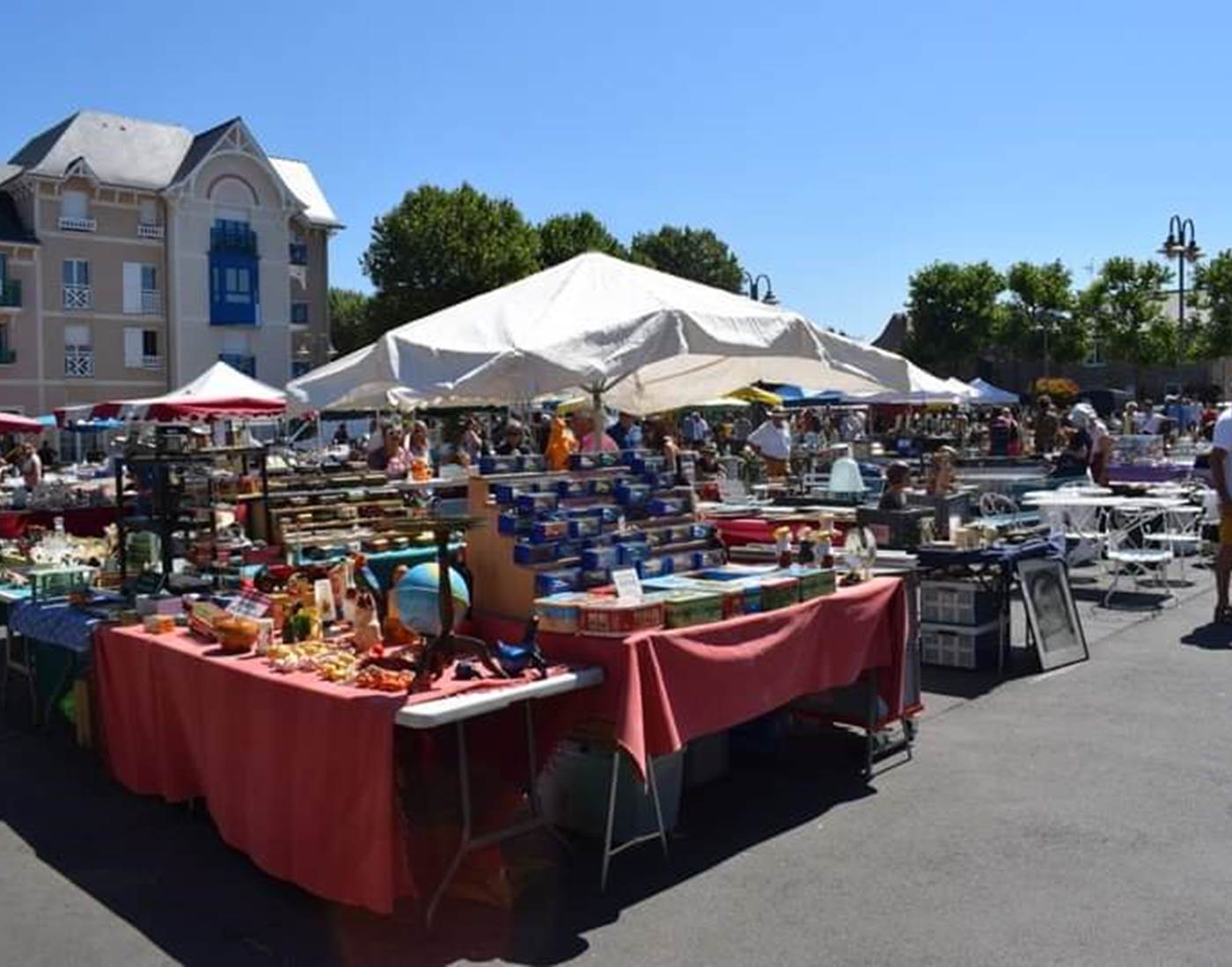 Dinard Clos de la Fontaine, foire à la brocante