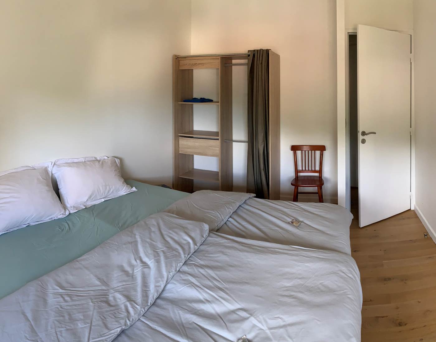 Chambre Isatis Lit double formé par 2 lit simples 90X200 ; matelas 100% en latex végétal, pour plus d'espace et de confort. Des couettes individuelles en coton bio très doux et léger.