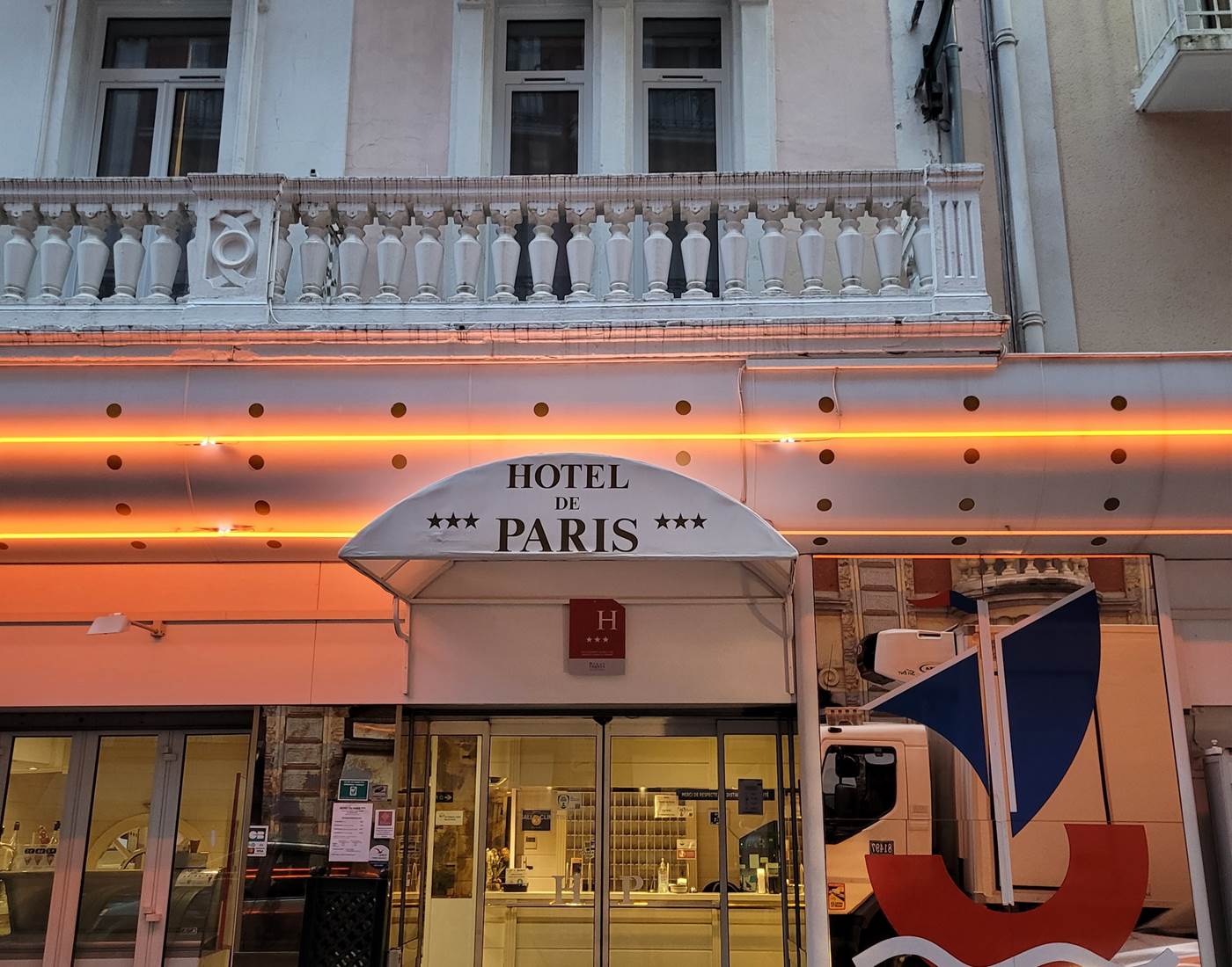 Entrée de l'Hôtel de Paris