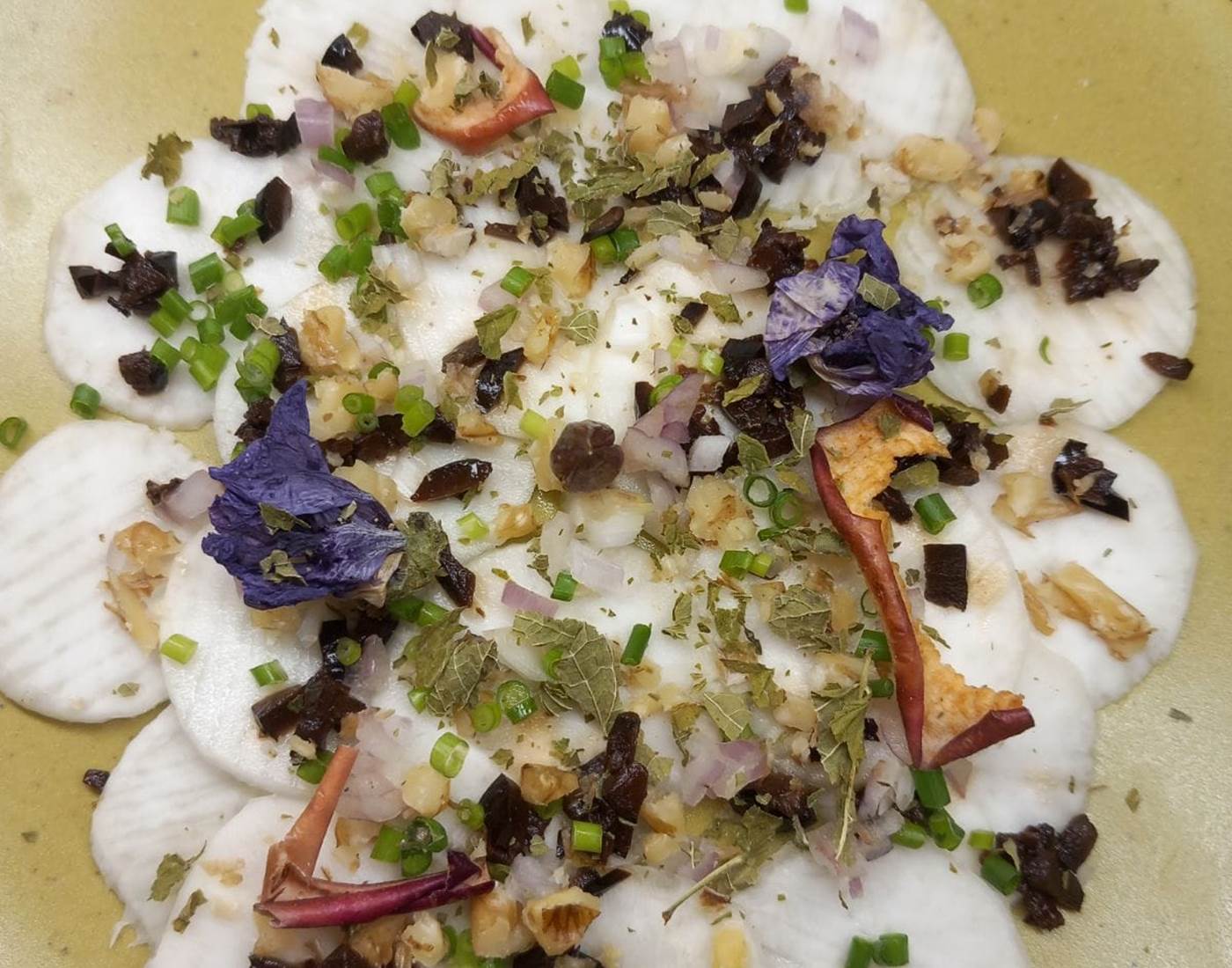 Carpaccio de mini-navets, noix, olives noires - Le Veilleur de Noblat