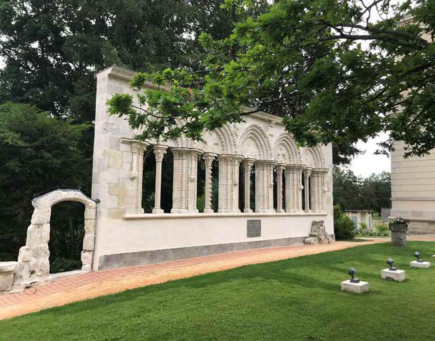 Arcades de Lorris - vestiges Templiers (3 minutes à pied)