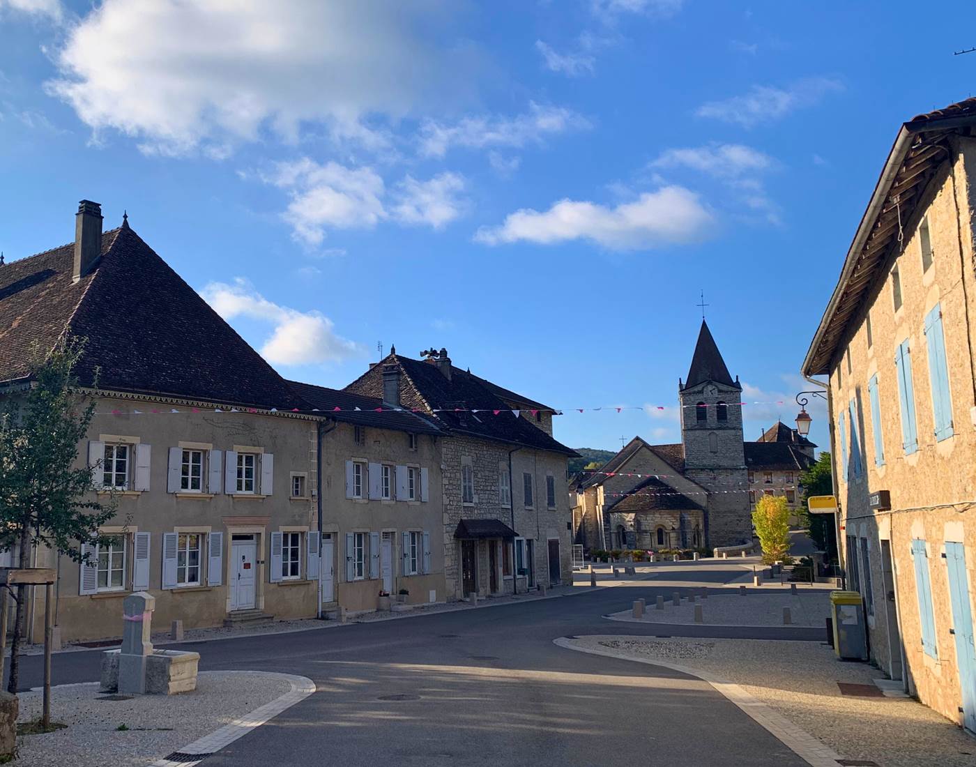 La maison (à gauche) et l'église-page