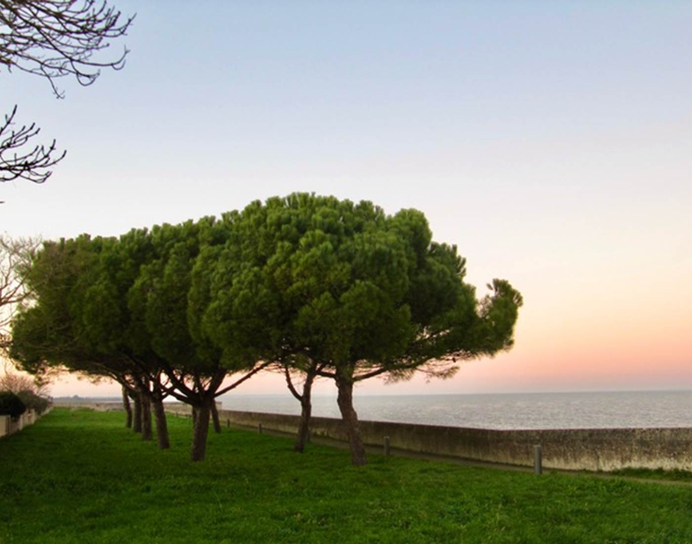 Promenade le long des remparts en bas de MaisonMer