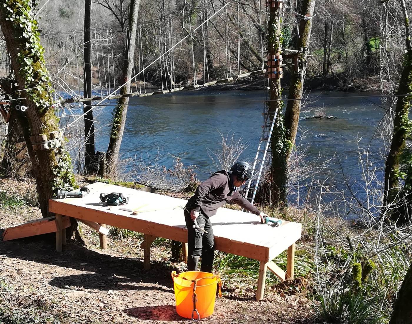 Plateforme d'arrivée de tyrolienne au sol