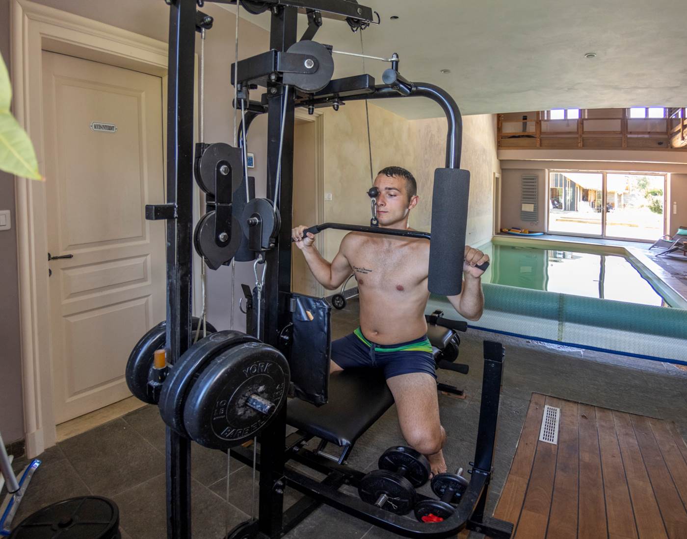 Séance d'entraînement de qualité avec notre équipement de musculation et notre tapis de course