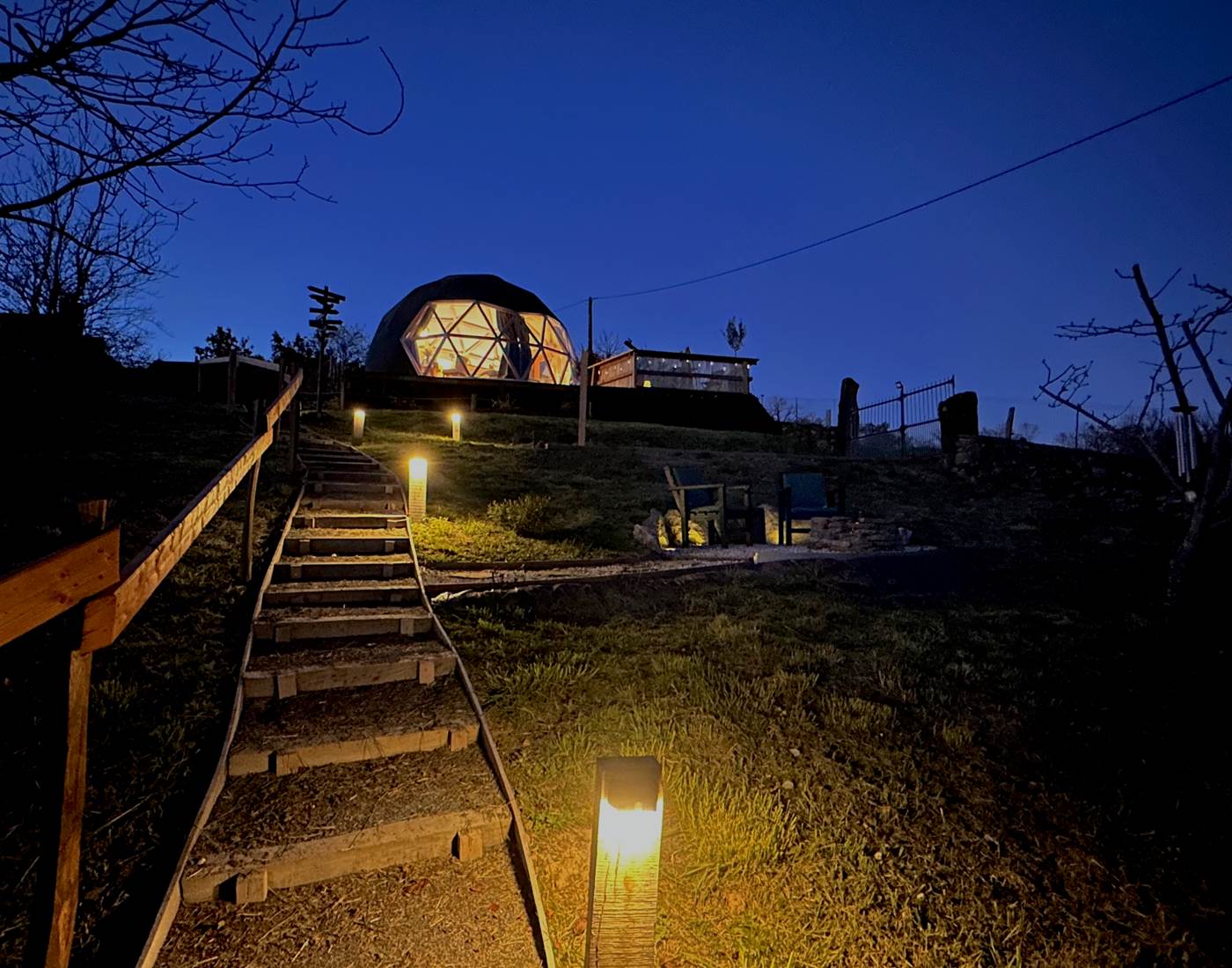 Accès par les escaliers avec éclairage solaire et détecteur de mouvement