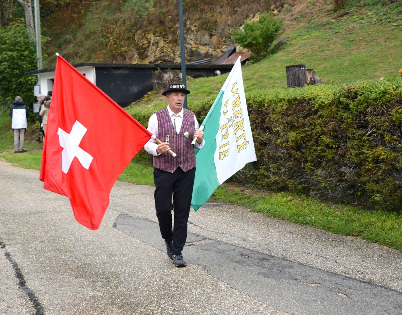 l'arrivée des troupeaux est annoncée par les drapeaux suisses et du canton de vaud