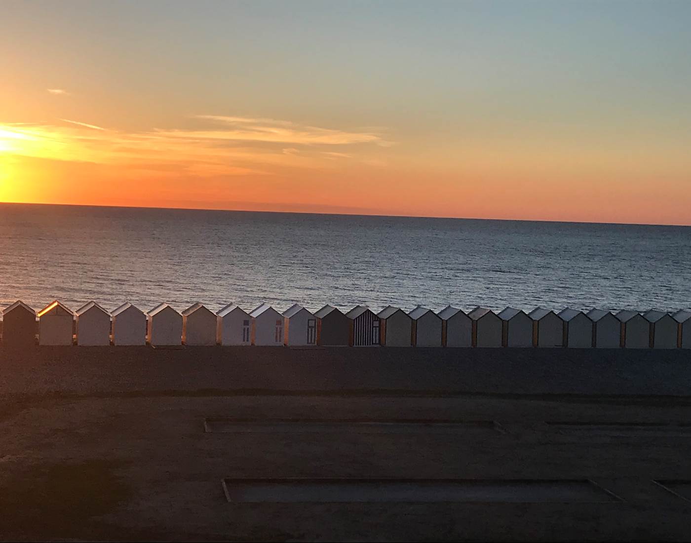 Coucher du soleil derrière les cabines.