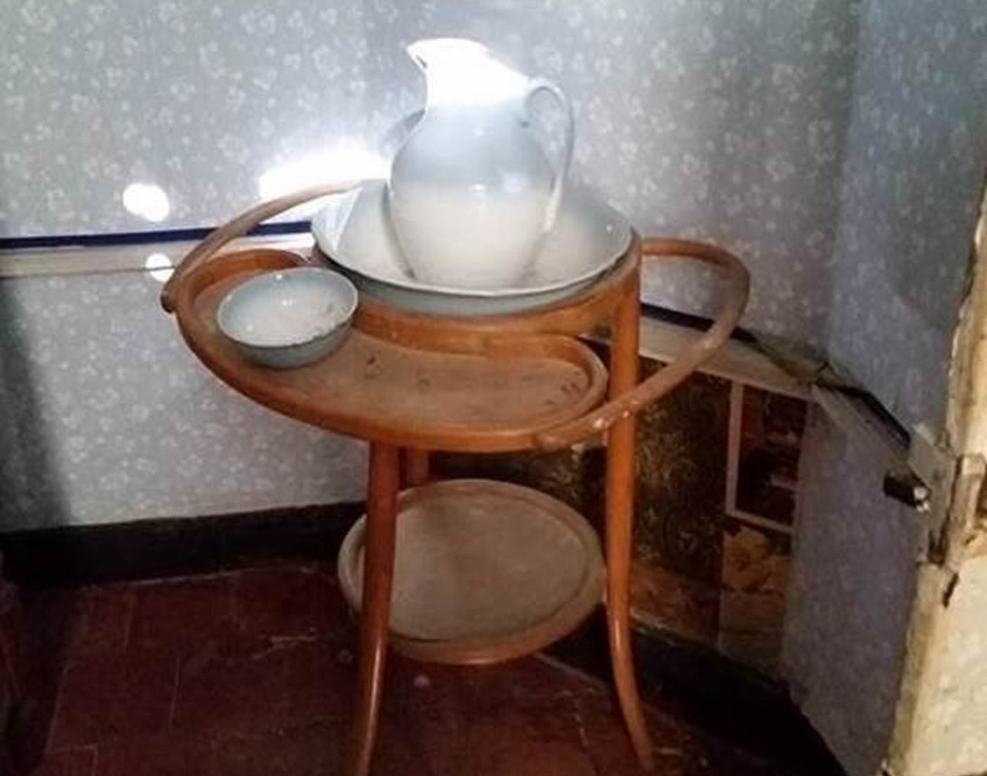 Mobilier ancien avec poterie