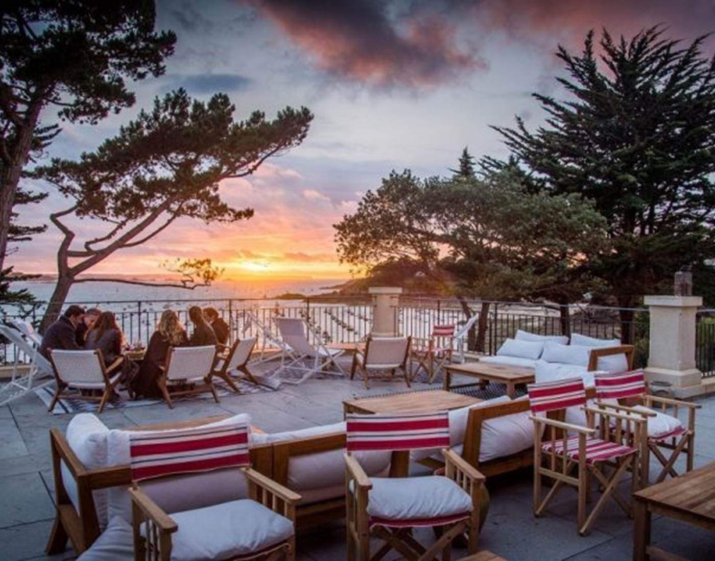La terrasse du Nessay et son splendide coucher de Soleil (@ Dinard Emeraude Tourisme)